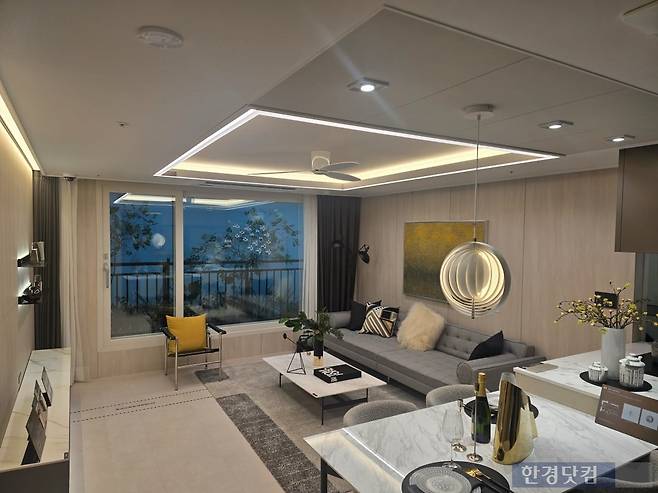 서울 영등포구 신길동 '더샵 신길센트럴시티' 전용 84㎡A 거실 모습. 사진=이송렬 기자