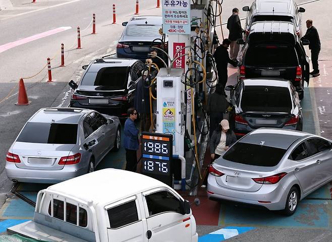 지난 29일 오전 서울 서초구 만남의광장 주유소에서 시민들이 주유를 하고 있다. 사진=뉴스1