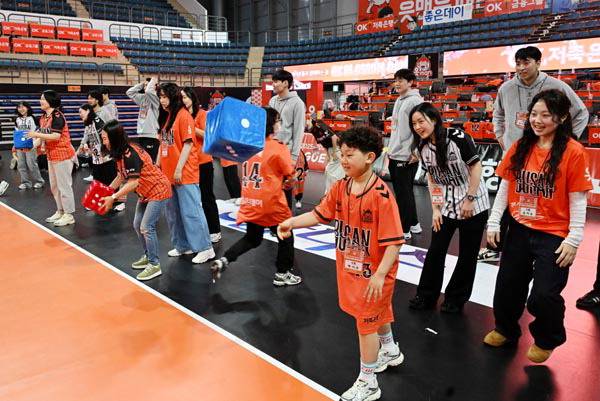 OK저축은행 배구단과 팬들이 지난 29일 부산 강서실내체육관에서 열린 팬미팅 ‘OK BLOSSOM DAY’ 프로그램 중 하나인 ‘주사위 레이스’에 참여하며 즐거워하고 있다.  김성효 선임기자
