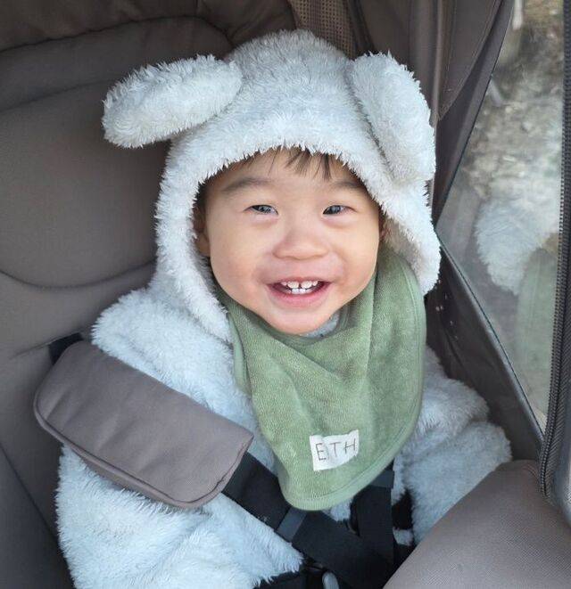 선천성 횡격막 탈장과 심장 질환을 앓고 있는 지우가 최근 충남 천안 자택 근처에서 유모차에 앉아 웃고 있다. 밀알복지재단 제공