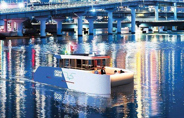 부산 해상관광택시가 광안리와 수영강, 해운대 일대를 오가며 운항하는 모습. /부산시 제공