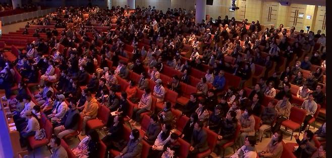 부산 호산나교회는 30일부터 4월 4일까지 고난주간특별새벽집회를 가진다. 호산나교회 성도들이 30일 고난주간특별새벽집회에서 설교를 경청하고 있다. 교회는 4일 마지막 날 성찬식을 거행한다.