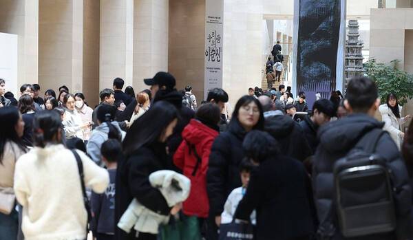 특별전 '우리들의 이순신' 관람객 30만명 돌파 이벤트가 열린 지난 2월19일 서울 용산구 국립중앙박물관에서 관람객들이 전시실을 오가고 있다. 연합뉴스