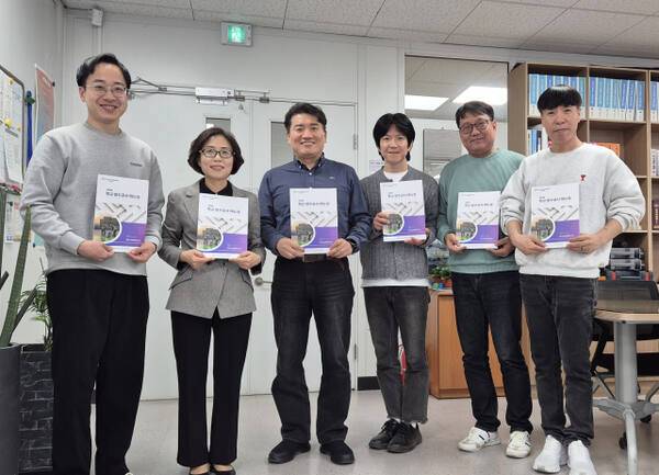 구리남양주교육지원청 관계자들이 ‘학교 방수공사 실무 매뉴얼’ 책자를 들고 기념촬영을 하고 있다. 구리남양주교육지원청 제공