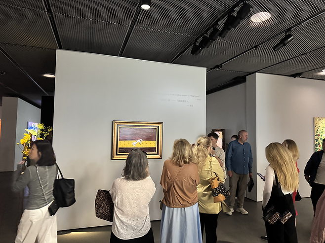 26일 크리스티 홍콩에서 방문객들이 산유의 ‘카펫 위의 무릎 꿇은 말’을 감상하고 있다. <정유정 기자>