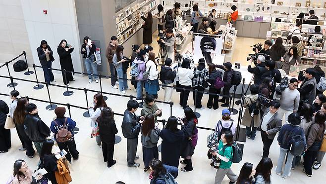 지난 20일 서울 용산구 국립중앙박물관 상품전시관에서 팬들이 국립박물관문화재단과 하이브가 그룹 방탄소년단(BTS)의 정규 5집 ‘아리랑’(ARIRANG) 컴백을 기념해 출시한 협업상품을 구입하기 위해 줄을 서고 있다. [연합뉴스]