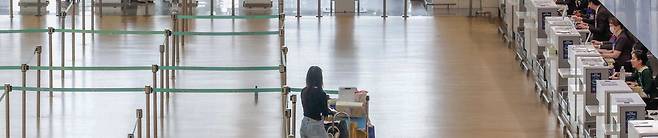 한산한 국제선 출국장 최근 유가 급등 여파로 국제선 감편이 잇따르는 가운데 30일 인천국제공항 제1여객터미널 출국장이 한산한 모습을 보이고 있다. 한주형 기자