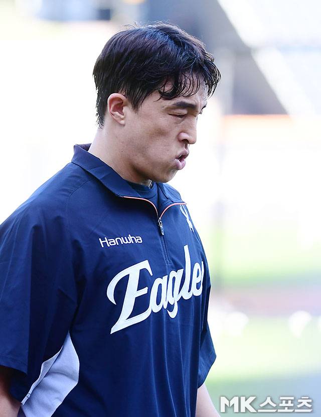 2025년 10월 24일 오후 대전 한화생명볼파크에서 ‘2025 신한 SOL Bank KBO 포스트시즌’ 한화 이글스와 삼성 라이온즈의 플레이오프(5전 3선승제) 5차전이 열린다. 한화 손아섭이 훈련을 소화하고 있다. 사진=김영구 기자
