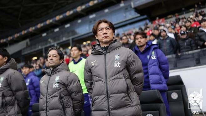 대한민국 축구 국가대표팀의 홍명보 감독이 지난 28일(한국시간) 영국 스타디움 MK에서 열린 코트디부아르와의 평가전에서 경기를 지켜보는 모습. 한국은 이 경기에서 0대 4로 참패했다. /사진=뉴스1(대한축구협회 제공)