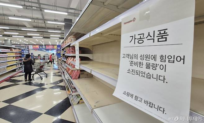 (안산=뉴스1) 김영운 기자 = 홈플러스 안산고잔점 폐점을 사흘 앞둔 29일 경기 안산시 단원구 홈플러스 안산고잔점의 매대가 텅 빈 모습을 보이고 있다.  기업회생절차를 밟고 있는 홈플러스는 이달 말까지 서울 시흥점, 경기 안산고잔점, 인천 계산점, 충남 천안신방점, 대구 동촌점 등 5개 점포의 영업을 중단할 예정이다. 2026.1.29/뉴스1  Copyright (C) 뉴스1. All rights reserved. 무단 전재 및 재배포,  AI학습 이용 금지. /사진=(안산=뉴스1) 김영운 기자