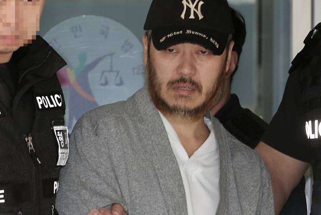 지난 27일 '마약왕' 박왕열(47)이 경기 의정부시 의정부지방법원에서 열린 구속 전 피의자심문(영장실질심사)을 마친 후 법정을 나서고 있다./사진=뉴스1.