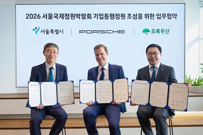(왼쪽부터) 김영환 서울시 정원도시국장, 마티아스 부세 포르쉐코리아 대표, 여승수 초록우산 사무총장/사진제공=서울시
