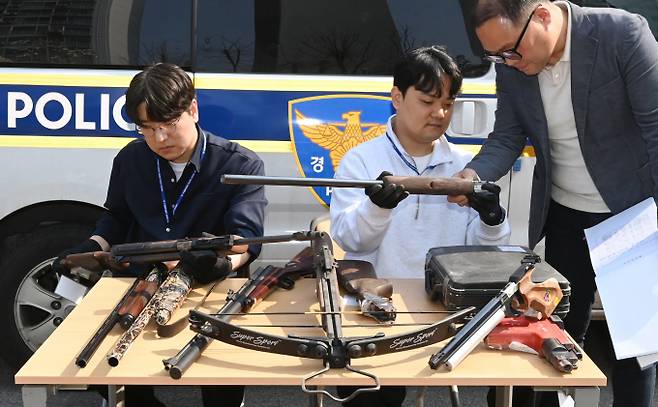 경찰이 4월1~30일까지 불법무기 자진신고 기간을 운영한다. 사진은 불법무기류 자진신고 기간이던 지난해 4월 경기도 수원중부경찰서 범죄예방대응과 관계자들이 보관 중이던 총기류 등을 살펴보던 모습. /사진=뉴시스
