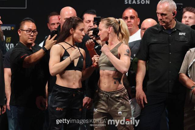 UFC 여성부 역사에 남을 트릴로지를 썼던 그라소(왼쪽)와 발렌티나 셰브첸코./게티이미지코리아