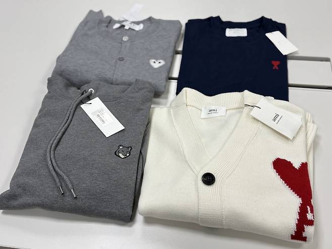 헤럴드경제가 최근 유튜브 라이브 방송, 팝업스토어 등을 통해 구매한 브랜드 의류들. 해당 제품들은 모두 글로벌 본사로부터 가품 판정을 받았다. 강승연 기자