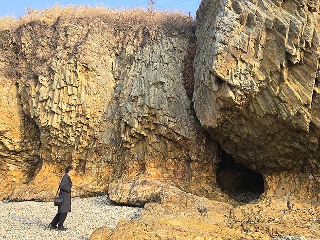 적벽강 유문암 주상절리와 해식동굴