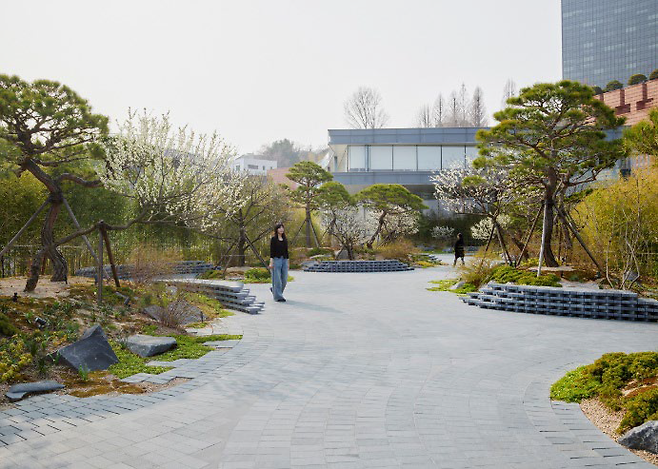 리움미술관 ‘가브리엘 오로즈코 정원’. [©가브리엘 오로즈코. 리움미술관 제공. 사진=정희승]