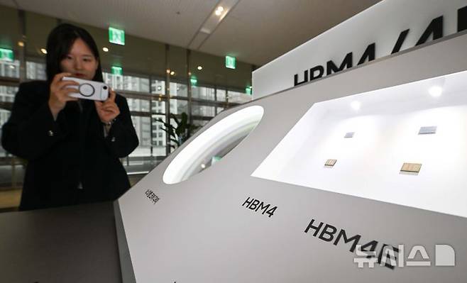 [수원=뉴시스] 김종택 기자 = 18일 경기 수원시 영통구 수원컨벤션센터에서 열린 '제57기 삼성전자 정기주주총회'에서 주주들이 HBM4, HBM4E 메모리를 보고 있다. (공동취재) 2026.03.18. photo@newsis.com