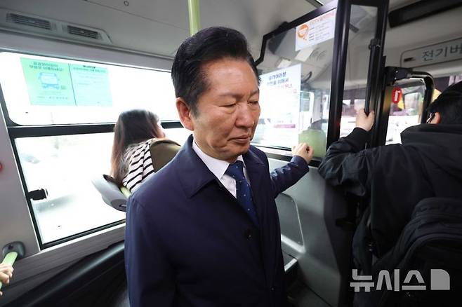 [서울=뉴시스] 조성봉 기자 = 정청래 더불어민주당 대표가 공공부문 차량 5부제 동참을 위해 30일 오전 광흥창역에서 버스를 이용해 국회로 출근하고 있다.  2026.03.30. suncho21@newsis.com