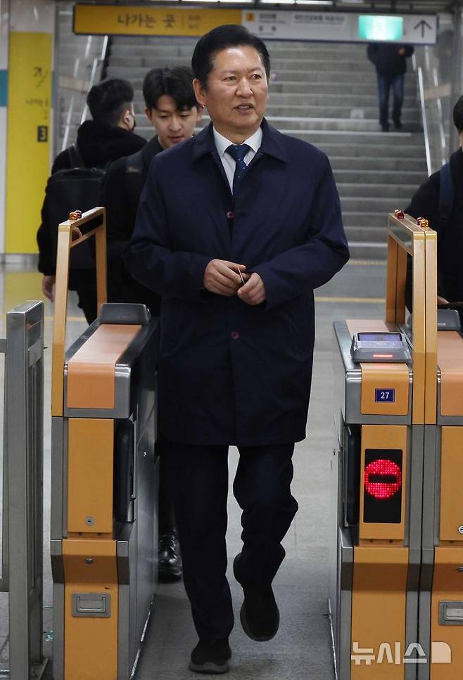 [서울=뉴시스] 조성봉 기자 = 정청래 더불어민주당 대표가 공공부문 차량 5부제 동참을 위해 30일 오전 자택에서 지하철을 타고 국회로 출근하고 있다. 2026.03.30. suncho21@newsis.com