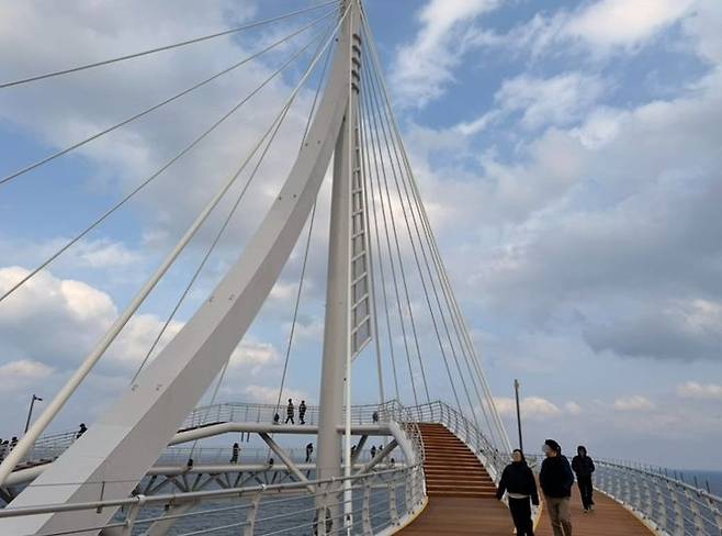 현장을 찾은 시민들은 "기존 해안도로 산책로에 더해 바다 쪽으로 길게 뻗어 나간 스카이워크가 생기니 삼척의 바다를 훨씬 입체적으로 즐길 수 있게 됐다"며 높은 만족도를 보였다. 사진 삼척시 *재판매 및 DB 금지