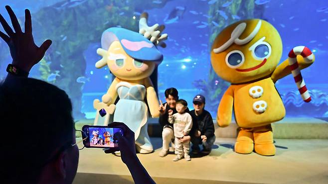 [서울=뉴시스] 데브시스터즈는 롯데월드 아쿠아리움에 쿠키런 캐릭터와 한국 전래동화 속 용궁을 결합한 테마 전시를 열었다. (사진=데브시스터즈 제공) *재판매 및 DB 금지