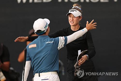 김효주 축하하는 넬리 코르다 [게티이미지/AFP=연합뉴스]