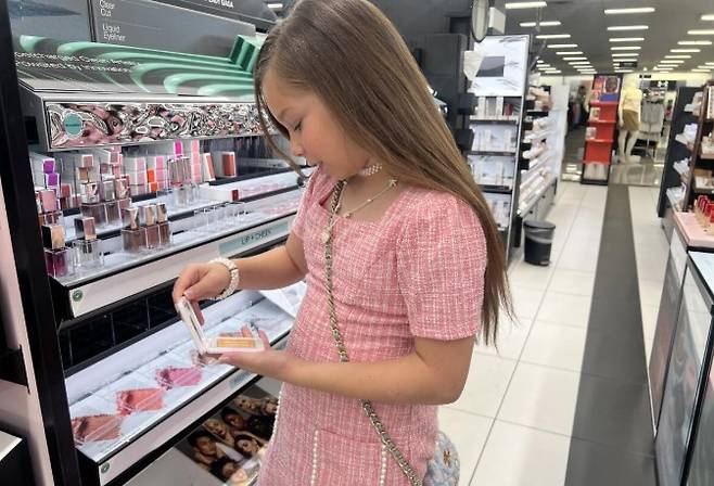 세포라에서 화장품을 고르고 있는 어린이 [출처=로스엔젤레스 타임즈]