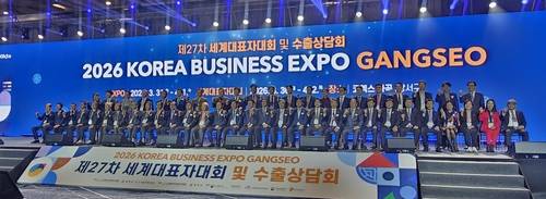 월드옥타 '제27차 세계대표자대회 및 수출상담회' 참석자들 (서울=연합뉴스) 성도현 기자 = 세계한인경제무역협회(월드옥타)가 30일 서울 강서구 코엑스마곡에서 개최한 '제27차 세계대표자대회 및 수출상담회' 개회식에서 참석자들이 기념 촬영을 하고 있다.