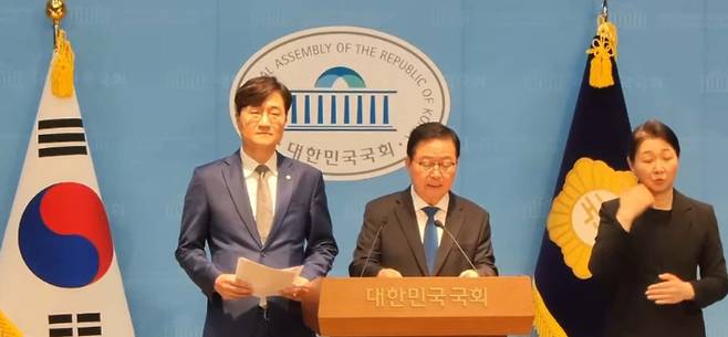 민주당 장철민 의원(사진 왼쪽)과 장종태 의원이 30일 국회에서 기자회견을 열고 연대 의사를 밝혔다. 국회 방송 캡처
