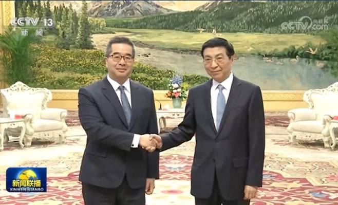 지난달 만난 왕후닝 중국 정협주석과 샤오쉬천 대만 국민당 부주석. 연합뉴스