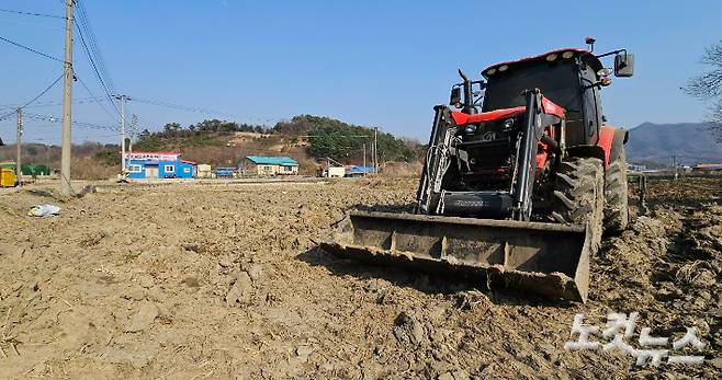 농번기 작업을 앞둔 신씨의 논에 농업용 트렉터가 놓여있다. 임성민 기자