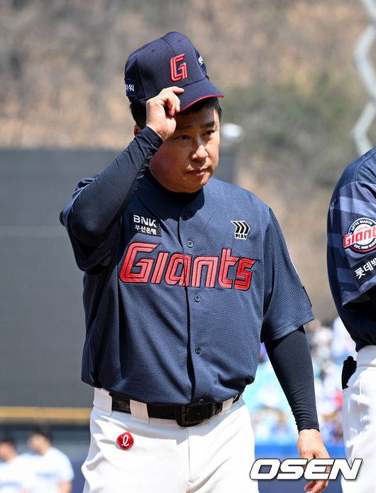 [OSEN=대구, 조은정 기자]시범경기 1위를 차지한 프로야구 롯데 자이언츠가 정규 시즌 개막전을 승리로 장식하며 기분좋게 출발했다.롯데는 28일 대구삼성라이온즈파크에서 열린 삼성 라이온즈와의 원정 경기에서 6-3으로 이겼다.&nbsp;개막식 행사에서 롯데 김태형 감독이 인사를 하고 있다. 2026.03.28 /cej@osen.co.kr