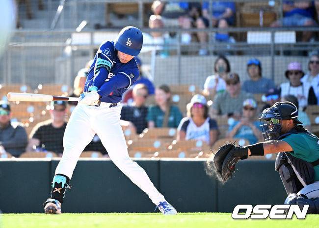 [OSEN=애리조나(미국), 이대선 기자] 26일(한국시간) 미국 애리조나주 글렌데일 캐멀백 랜치에서 2025 메이저리그 시범경기 LA 다저스와 시애틀 매리너스의 경기가 열렸다.김혜성은 다저스와 최대 3+2년 2200만 달러(약 320억원) 계약에 합의하며 메이저리그 진출에 성공했다.9회말 1사 1,2루에서 LA 다저스 김혜성이 삼진으로 물러나고 있다. 2025.02.26 / sunday@osen.co.kr