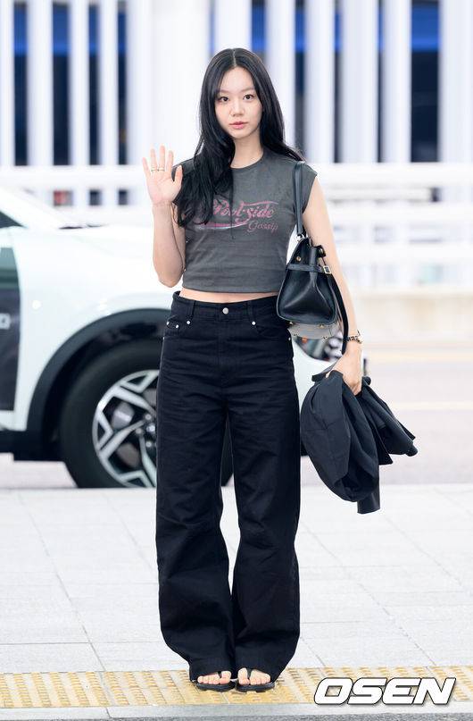 [OSEN=이대선 기자] 배우 혜리가 30일 오전 해외 일정차 인천국제공항을 통해 출국했다.혜리는 드라마 ‘그대에게 드림’에서 배우 황인엽과 호흡을 맞출 예정이며 디즈니+ 예능 ‘스타일 워즈’ MC로도 활약을 예고하고 있다.혜리가 출국장으로 이동하며 인사를 하고 있다. 2026.03.30 /sunday@osen.co.kr