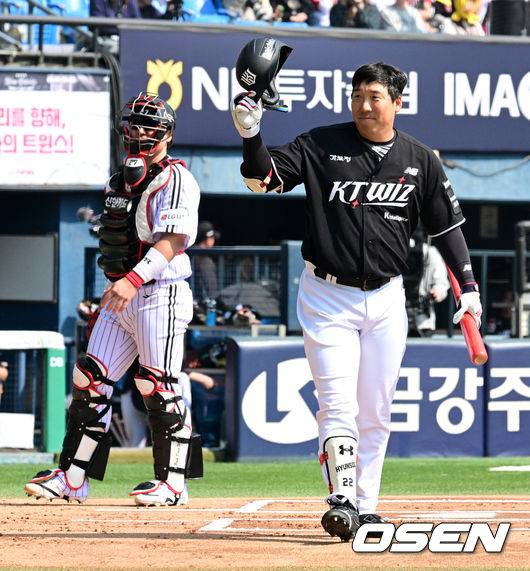 [OSEN=잠실, 지형준 기자] 28일 서울 잠실야구장에서 2026 신한 SOL KBO리그 개막전 LG 트윈스와 KT 위즈의 경기가 열렸다. 1회초 1사에서 KT 김현수가 LG 팬들에게 인사를 하고 있다. 2026.03.28&nbsp;/ jpnews@osen.co.kr