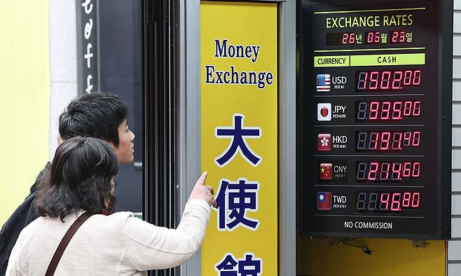 29일 서울 중구 명동의 한 환전소 시세표에 원/달러 환율이 1502원으로 표시돼 있다. 연합뉴스
