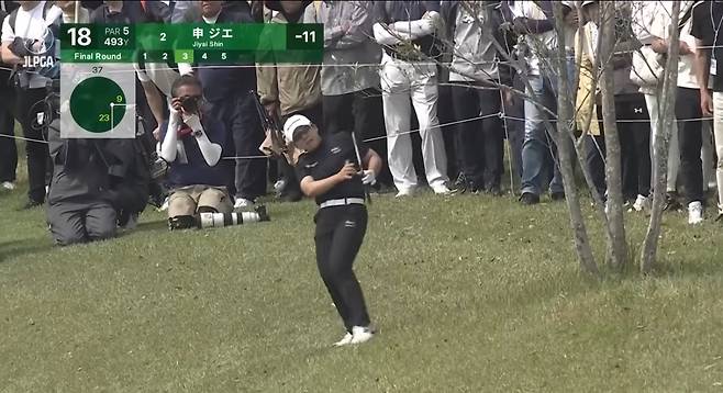 신지애가 대회 최종일 18번 홀에서 세 번째 샷을 하고 있다. JLPGA 투어