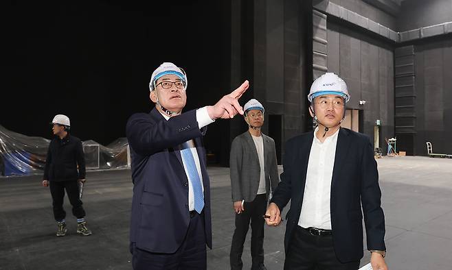 하형주 서울올림픽기념국민체육진흥공단 이사장(왼쪽)이 27일 서울 송파구 올림픽공원 내 우리금융아트홀의 안전 실태를 점검하며 '무재해 공사 현장' 실현을 위한 강력한 의지를 드러냈다. 국민체육진흥공단(KSPO) 제공