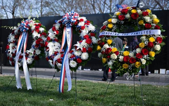 ‘월남전 참전용사의 날’인 29일(현지시간) 미국 수도 워싱턴의 베트남 전쟁 전사자 추모비 앞에 화환들이 놓여 있다. 미 국방부 제공