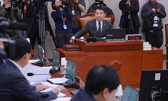 30일 국회에서 열린 법제사법위원회 전체회의에서 위원장 직무대행인 여당 간사 더불어민주당 김용민 의원이 개의를 선언하고 있다. 연합뉴스