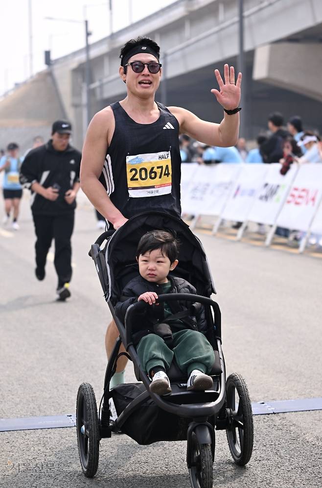 유모차에 어린 자녀를 태우고 하프 코스에 참가한 한 시민.  도준석 전문기자