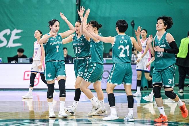 여자프로농구 부천 하나은행 선수들이 29일 부천체육관에서 열린 용인 삼성생명과의 경기에서  승리가 확정되자 손뼉을 마주치며 기뻐하고 있다. WKBL  제공