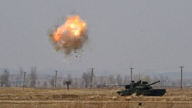 북한이 공개한 신형 주력전차 능동방호체계 시험 장면. 전차가 공중 표적을 요격하는 장면을 통해 드론·상부공격 대응 능력을 부각했다고 조선중앙통신이 전했다. 조선중앙통신 연합뉴스