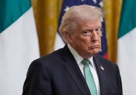 도널드 트럼프 미국 대통령이 17일(현지시간) 워싱턴DC 백악관 이스트룸에서 열린 아일랜드의 대표적 축제 ‘성 패트릭의 날’ 행사에서 미할 마틴 아일랜드 총리의 발언을 경청하고 있다.  워싱턴DC AP 연합뉴스