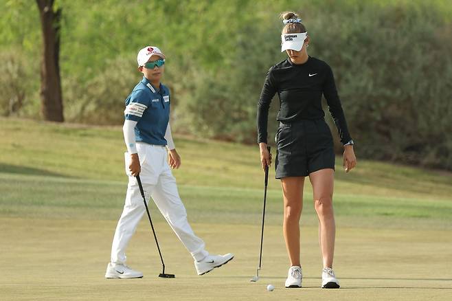 동반 라운드를 펼치고 있는 김효주(왼쪽)와 넬리 코르다. 사진 제공=AFP연합뉴스