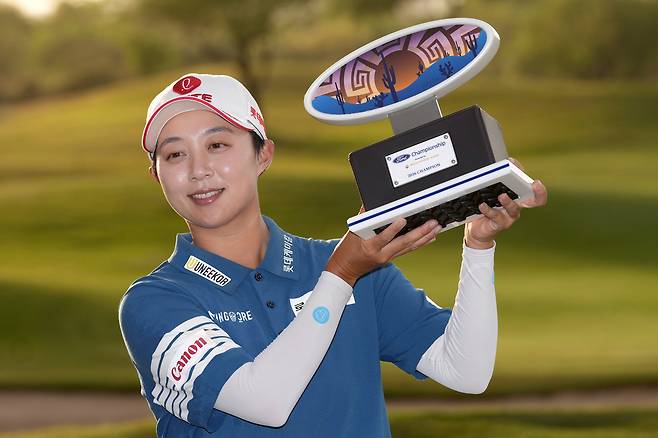 김효주가 29일(현지 시간) LPGA 투어 포드 챔피언십에서 우승한 후 트로피를 들어 보이고 있다. AP연합뉴스