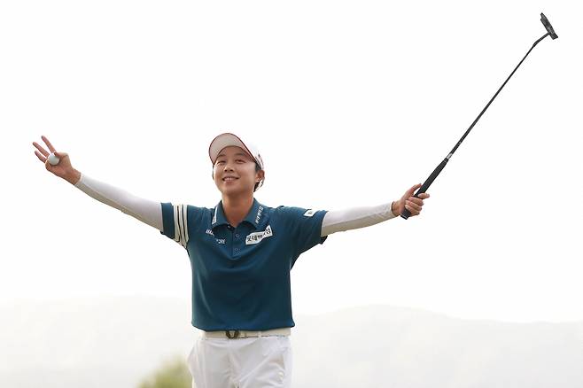 김효주가 29일(현지 시간) LPGA 투어 포드 챔피언십 4라운드에서 우승을 확정지은 후 두 팔을 벌려 기뻐하고 있다. AFP연합뉴스