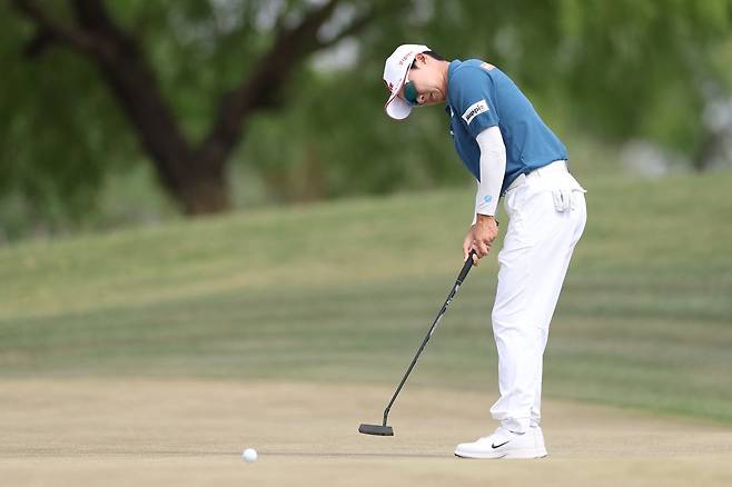 김효주가 29일(현지 시간) 미국 애리조나주 피닉스의 월윈드 골프클럽(파72)에서 열린  LPGA 투어 포드 챔피언십 최종 4라운드 5번 홀 그린에서 퍼팅을 하고 있다. AFP연합뉴스