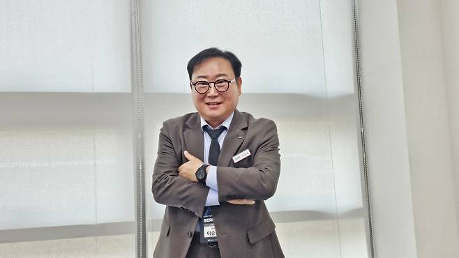 이승원 한국프로탁구연맹 초대 총재가 30일 인천공항공사 스카이돔에서 인터뷰하며 포즈를 취하고 있다. 이종호 기자